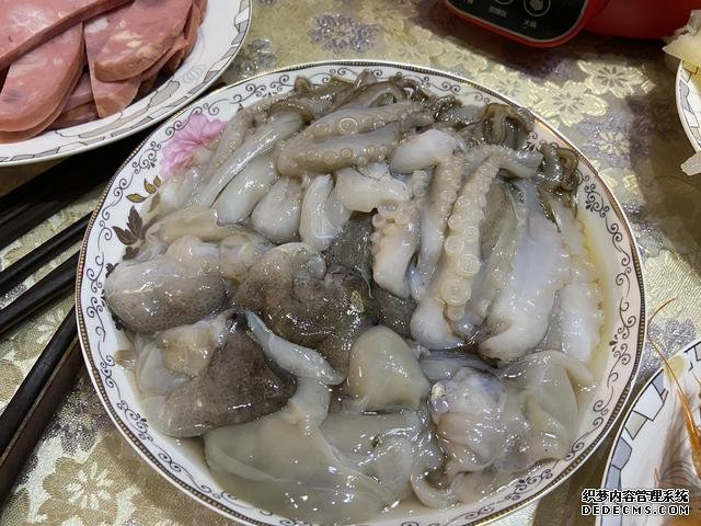 假期快结束,家里食材剩太少,凑齐食材,也要做顿简单“大餐”