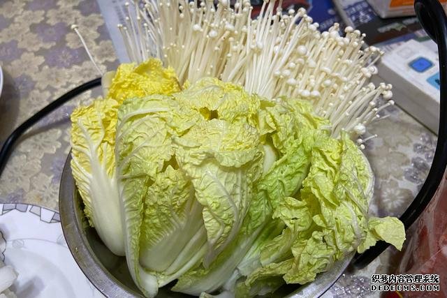 假期快结束,家里食材剩太少,凑齐食材,也要做顿简单“大餐”