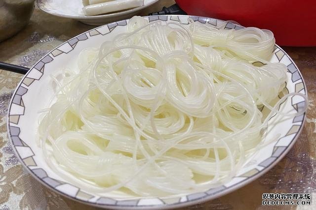 假期快结束,家里食材剩太少,凑齐食材,也要做顿简单“大餐”