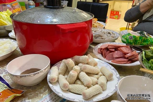 假期快结束,家里食材剩太少,凑齐食材,也要做顿简单“大餐”
