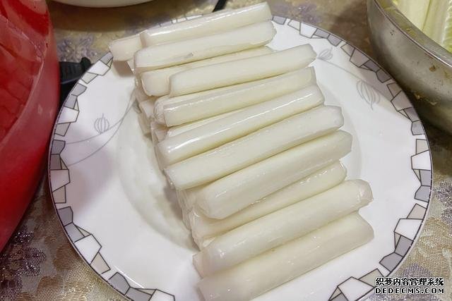 假期快结束,家里食材剩太少,凑齐食材,也要做顿简单“大餐”