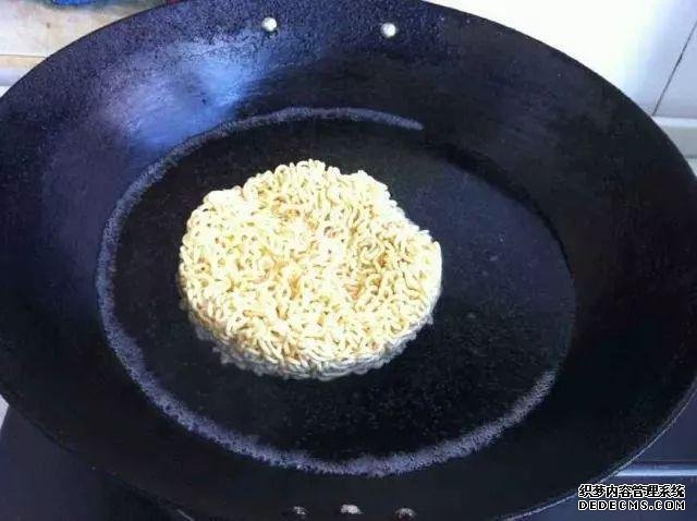 吃了30多年泡面,才知道面饼和调料放反了,难怪怎么煮都不好吃