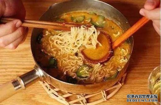 吃了30多年泡面,才知道面饼和调料放反了,难怪怎么煮都不好吃