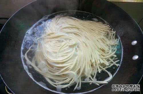 煮面条,最忌讳开水下锅!老厨师透露“诀窍”,让面条爽滑有嚼劲