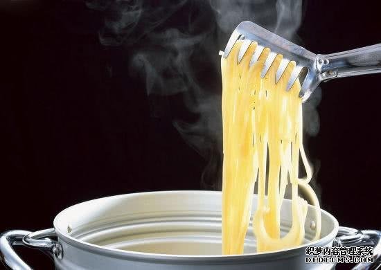 煮面条,最忌讳开水下锅!老厨师透露“诀窍”,让面条爽滑有嚼劲