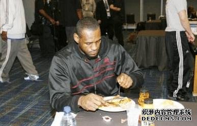 NBA球员的自律性有多强?詹皇从不吃猪肉,一人16年不近女色