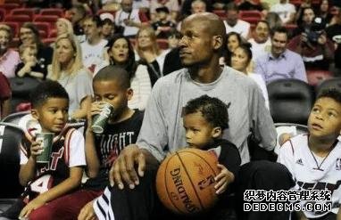 NBA球员的自律性有多强?詹皇从不吃猪肉,一人16年不近女色