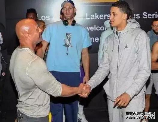 我们都知道强森又高又壮,但在NBA球星面前 他就是个弟弟