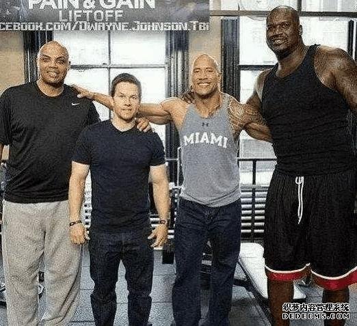 我们都知道强森又高又壮,但在NBA球星面前 他就是个弟弟