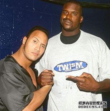 我们都知道强森又高又壮,但在NBA球星面前 他就是个弟弟