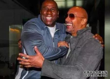 我们都知道强森又高又壮,但在NBA球星面前 他就是个弟弟
