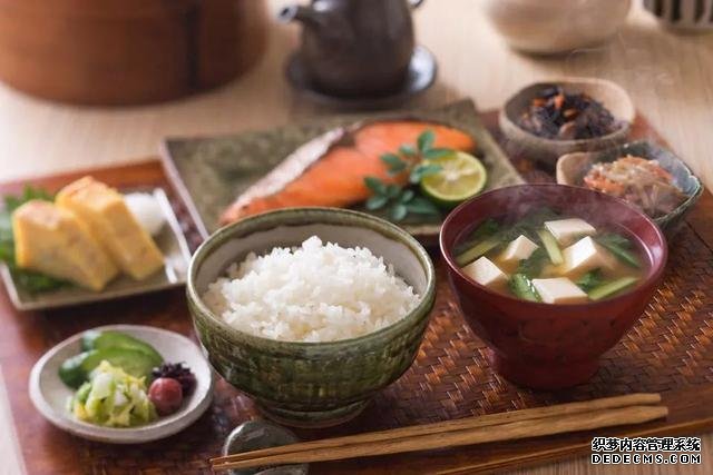 日本人嫌弃中国早餐太简陋,中国网友:我们精致起来,自己都害怕