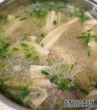 美食推荐:蒜香瓜藤、酱油炒木耳、菠菜炒肥牛、腐竹排骨汤的做法