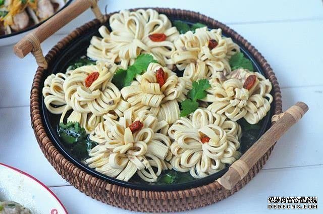 美食推荐:豆皮开花卷,豆腐焖茄子,丝瓜炒豆腐,海鲜菇蒸腐竹