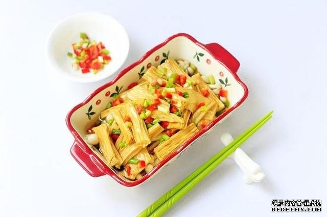 美食推荐:豆皮开花卷,豆腐焖茄子,丝瓜炒豆腐,海鲜菇蒸腐竹