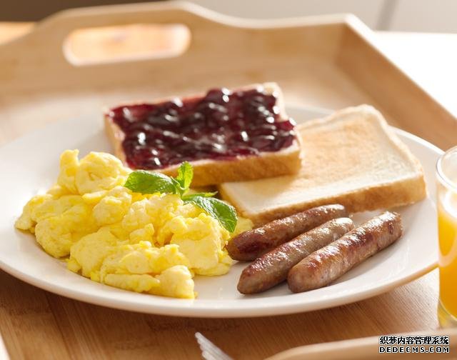 美国人早餐吃什么？旅美生活这样做太刺激，福利比中国好吗？