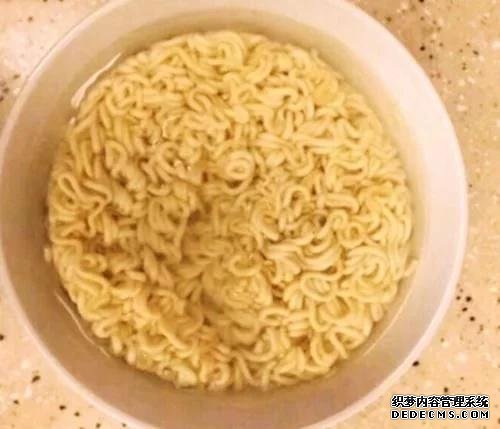 康师傅方便面的面饼,设有“小机关”,难怪吃不饱