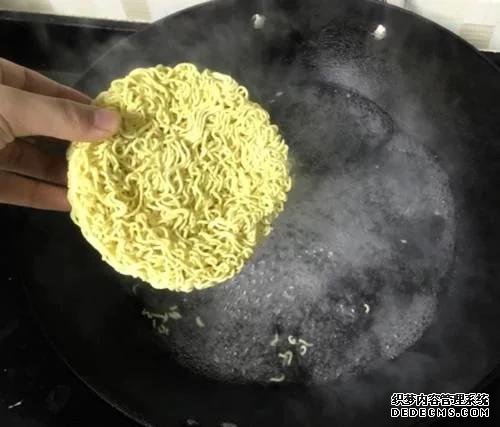 康师傅方便面的面饼,设有“小机关”,难怪吃不饱