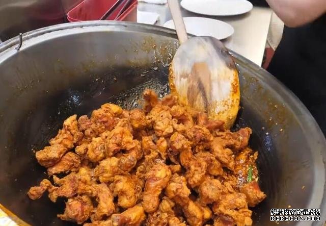 炸鸡店生意冷清,老板换个烹饪方式,立马成为食客喜欢的网红美食