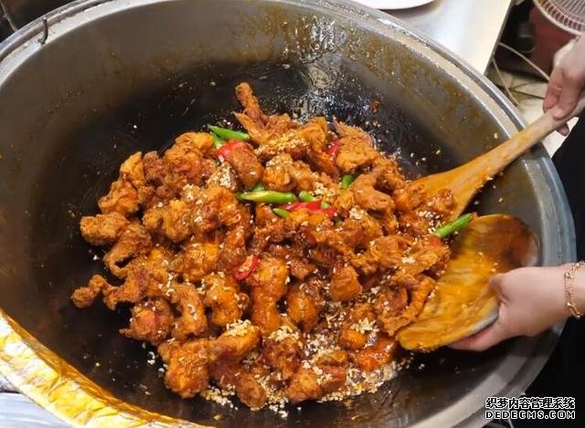 炸鸡店生意冷清,老板换个烹饪方式,立马成为食客喜欢的网红美食