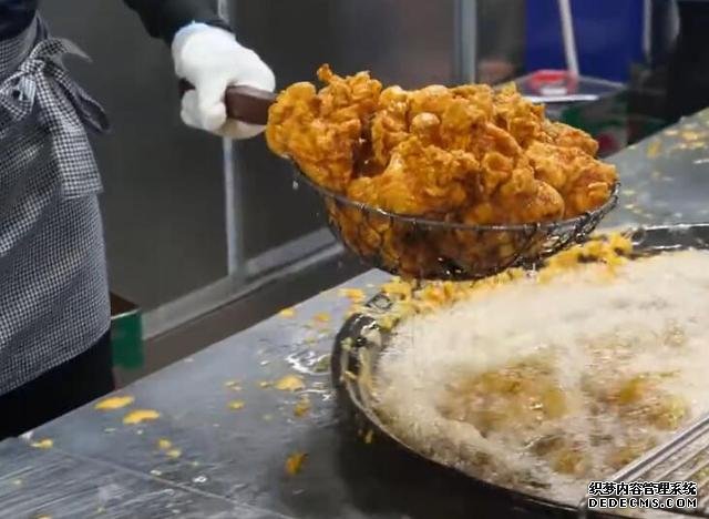炸鸡店生意冷清,老板换个烹饪方式,立马成为食客喜欢的网红美食