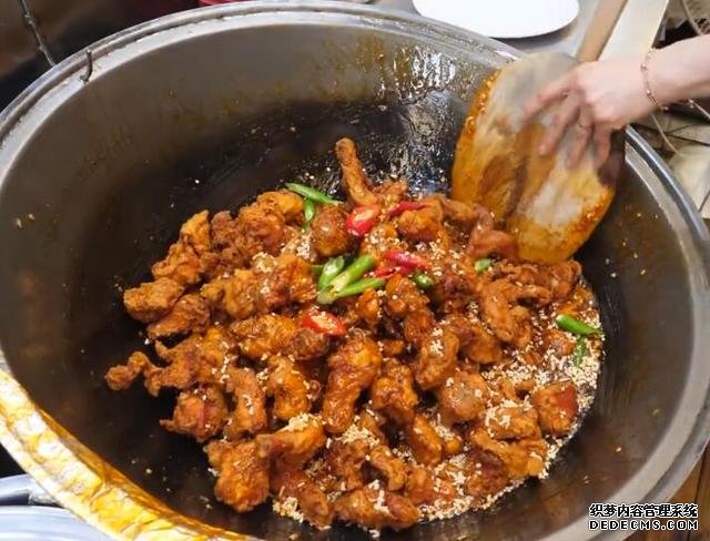 炸鸡店生意冷清,老板换个烹饪方式,立马成为食客喜欢的网红美食