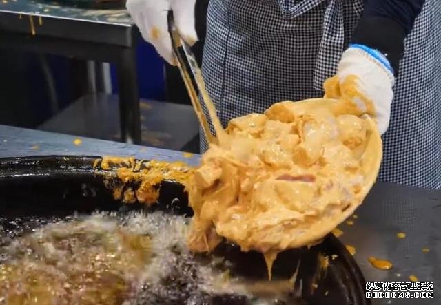 炸鸡店生意冷清,老板换个烹饪方式,立马成为食客喜欢的网红美食