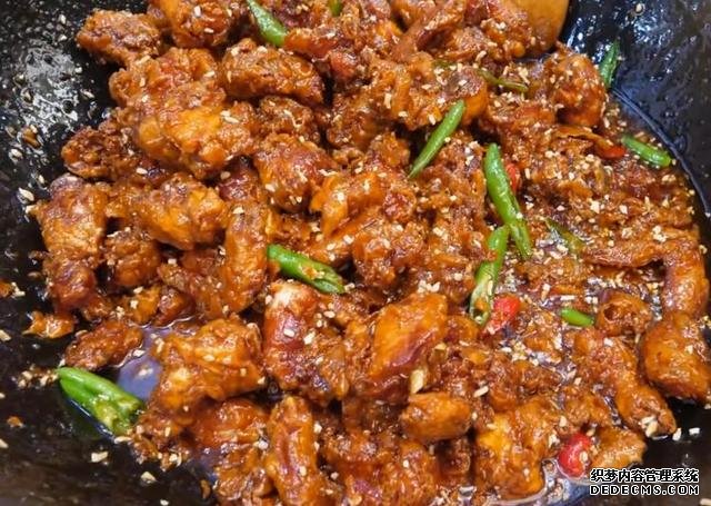 炸鸡店生意冷清,老板换个烹饪方式,立马成为食客喜欢的网红美食