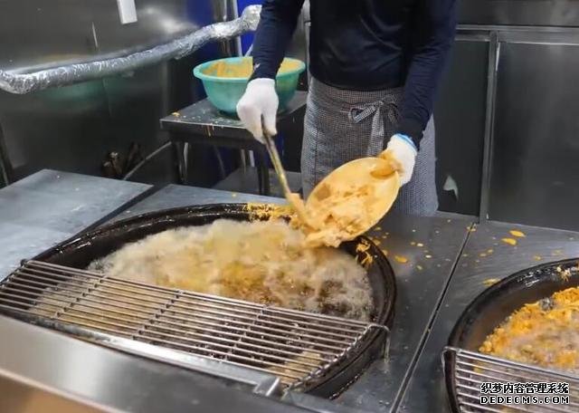 炸鸡店生意冷清,老板换个烹饪方式,立马成为食客喜欢的网红美食