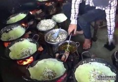 男子街边卖这种小吃，一