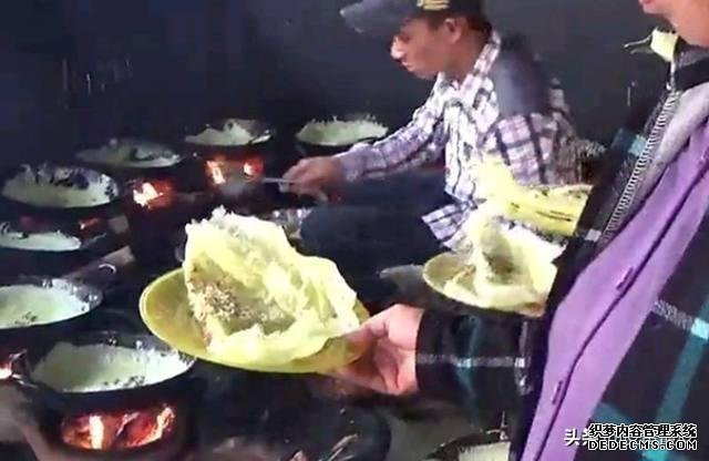 男子街边卖这种小吃,一个人负责10个锅!月入好几万