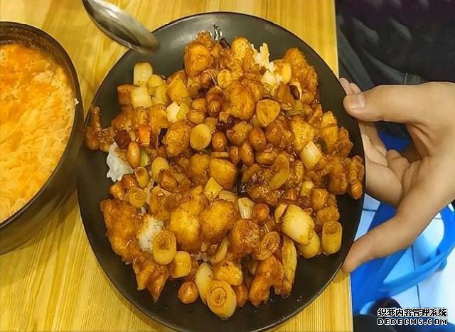 一家靠实力说话的网红店,一份盖饭20元,顾客:连吃一个月不腻