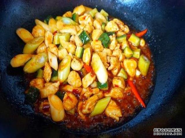 一家靠实力说话的网红店,一份盖饭20元,顾客:连吃一个月不腻
