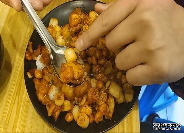 一家靠实力说话的网红店,一份盖饭20元,顾客:连吃一个月不腻