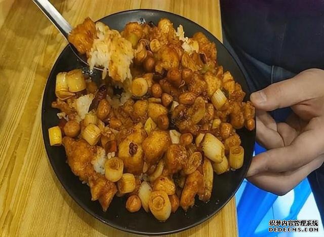 一家靠实力说话的网红店,一份盖饭20元,顾客:连吃一个月不腻