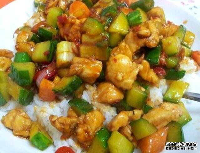 一家靠实力说话的网红店,一份盖饭20元,顾客:连吃一个月不腻