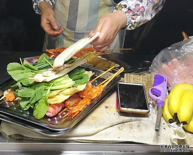 烧烤摊老板如何“偷工减料”? 现在懂了,下次吃烧烤,少点这些串