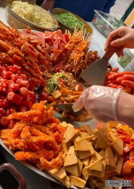 阿姨摆摊卖口袋馍,十几种菜供挑选,食客:比煎饼果子好吃多了