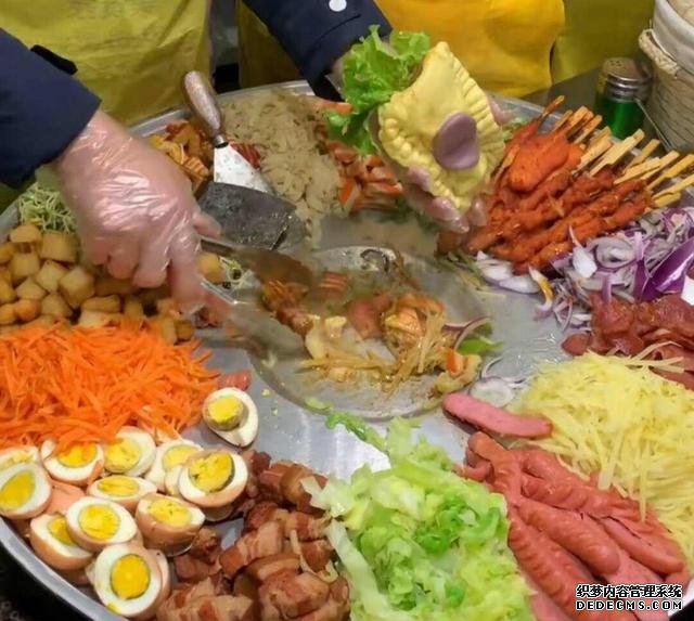 阿姨摆摊卖口袋馍,十几种菜供挑选,食客:比煎饼果子好吃多了