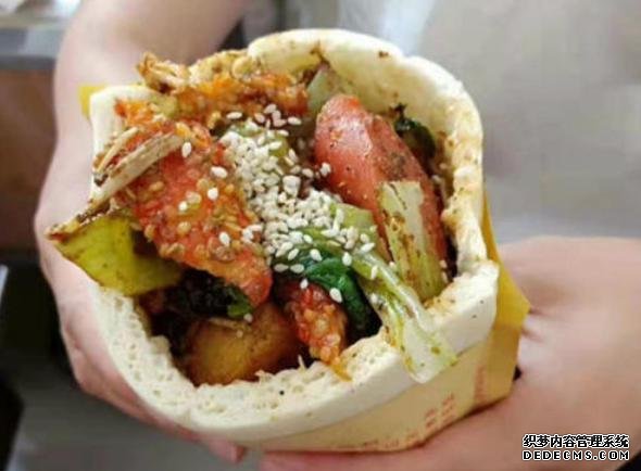 阿姨摆摊卖口袋馍,十几种菜供挑选,食客:比煎饼果子好吃多了