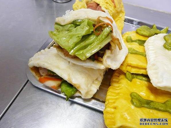 阿姨摆摊卖口袋馍,十几种菜供挑选,食客:比煎饼果子好吃多了