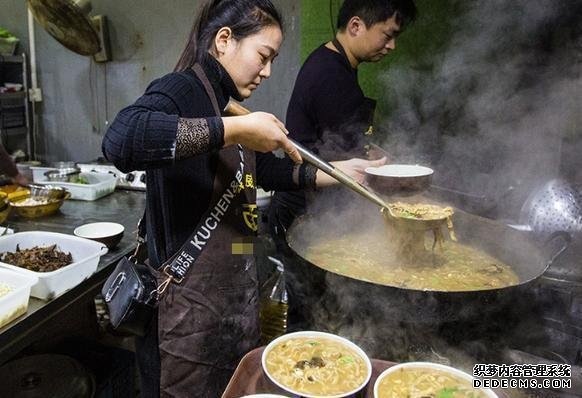 12块钱一碗“良心”面，大骨熬汤不哄骗，顾客开百万豪车天天来吃