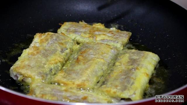 煎带鱼,加一种特别的调料,外酥里嫩,香得让隔壁孩子馋哭了