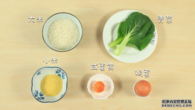 赛螃蟹炒饭怎么做？不用螃蟹而用它，米粒金黄又圆润