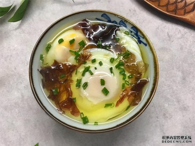 水煮荷包蛋，冷水下锅还是开水下锅？学会这三招，鸡蛋圆嫩不散