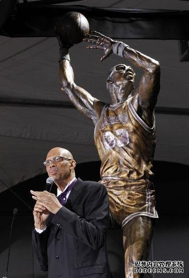 NBA巨星的雕像各有特色：奥尼尔一模一样，巴克利是来搞笑的