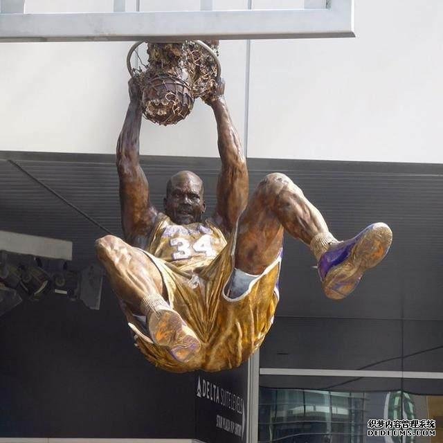 NBA巨星的雕像各有特色:奥尼尔一模一样,巴克利是来搞笑的