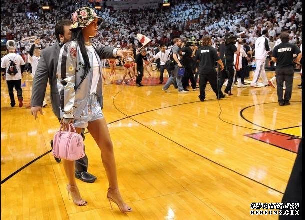 乐坛天后,维密常驻嘉宾,却只认可詹姆斯,其他球星献殷勤均遭拒