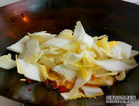 饭店做的醋溜白菜为啥好吃?学会小诀窍,自己在家做,成本2块钱