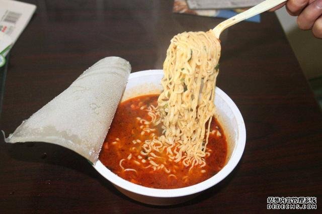 吃方便面时,为什么总感觉一包吃不饱,二包吃不完?答案来了
